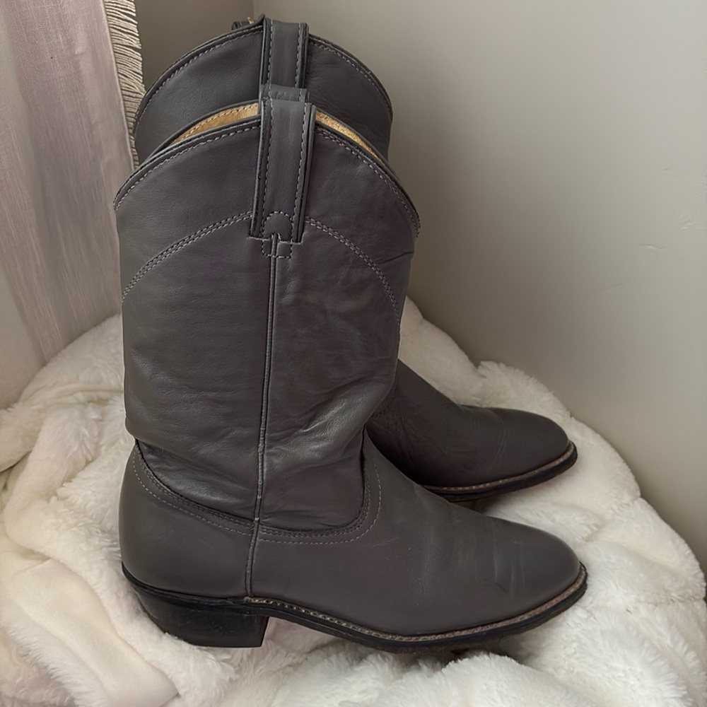 Rarely worn women’s ropers in great condition!